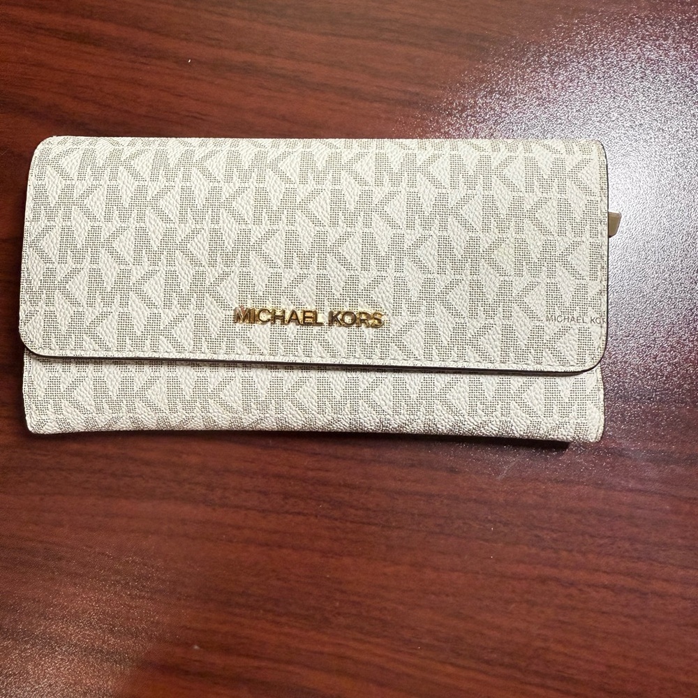 Michael Kors Cream Wallet EUC
